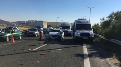 Ankara'da Zincirleme Kaza Meydana Geldi 5 Kişi Yaralandı